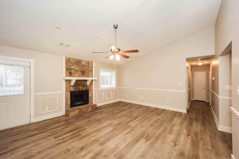 1,645/Mo, 9453 Forest Knoll Dr Jonesboro, GA 30238 Living Room View 2
