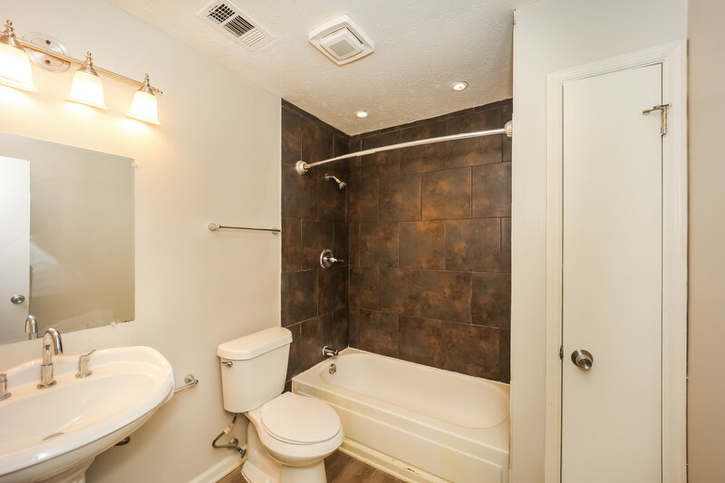 1,645/Mo, 9453 Forest Knoll Dr Jonesboro, GA 30238 Main Bathroom View