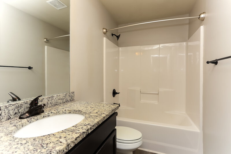 1,985/Mo, 270 Eagles Pkwy Covington, GA 30014 Bathroom View