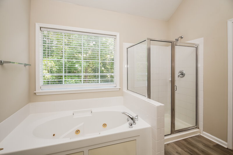 3,205/Mo, 410 Amesbury Cv SW Atlanta, GA 30331 Main Bathroom View