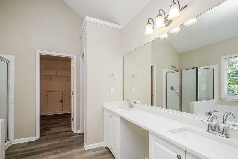 3,205/Mo, 410 Amesbury Cv SW Atlanta, GA 30331 Main Bathroom View 2