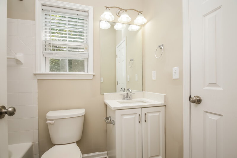 3,205/Mo, 410 Amesbury Cv SW Atlanta, GA 30331 Bathroom View