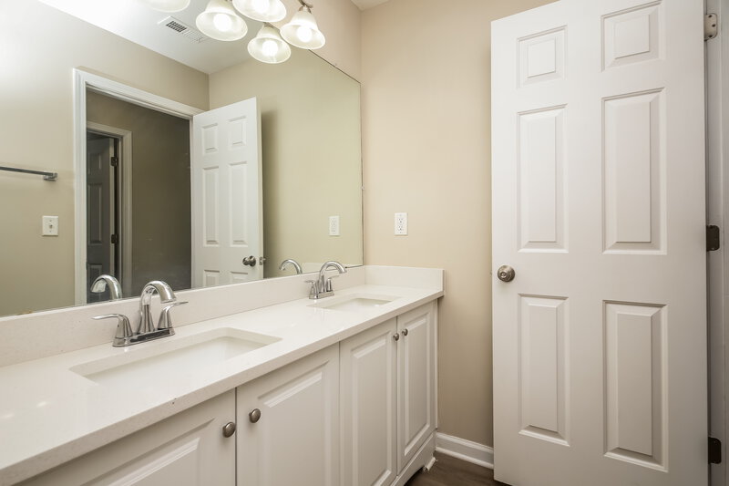 3,205/Mo, 410 Amesbury Cv SW Atlanta, GA 30331 Bathroom View 2