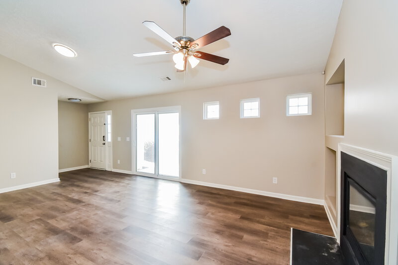 1,800/Mo, 109 Silver Ridge Dr Dallas, GA 30157 Living Room View 2