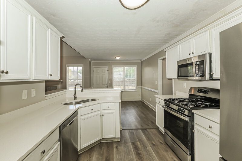 2,125/Mo, 20 Windpher Rdg Hampton, GA 30228 Kitchen View