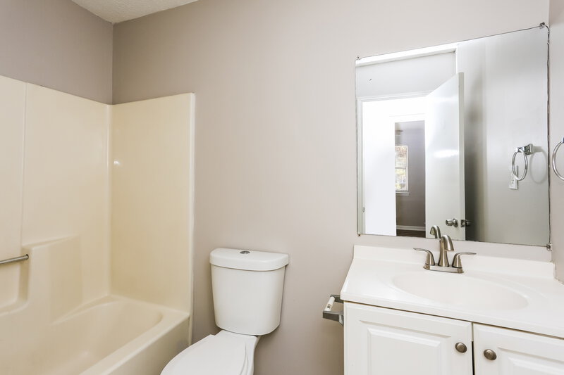 1,905/Mo, 3862 Narron Dr NW Atlanta, GA 30331 Main Bathroom View