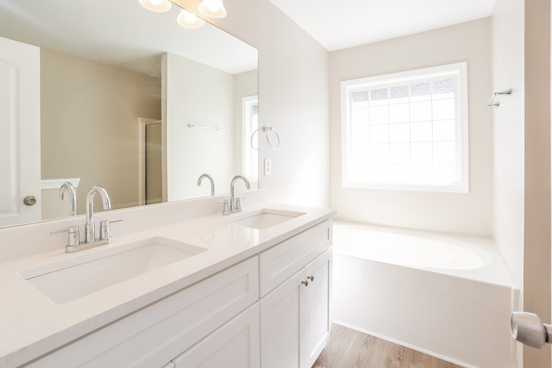 1,990/Mo, 5090 Roxton Ln Douglasville, GA 30135 Main Bathroom View