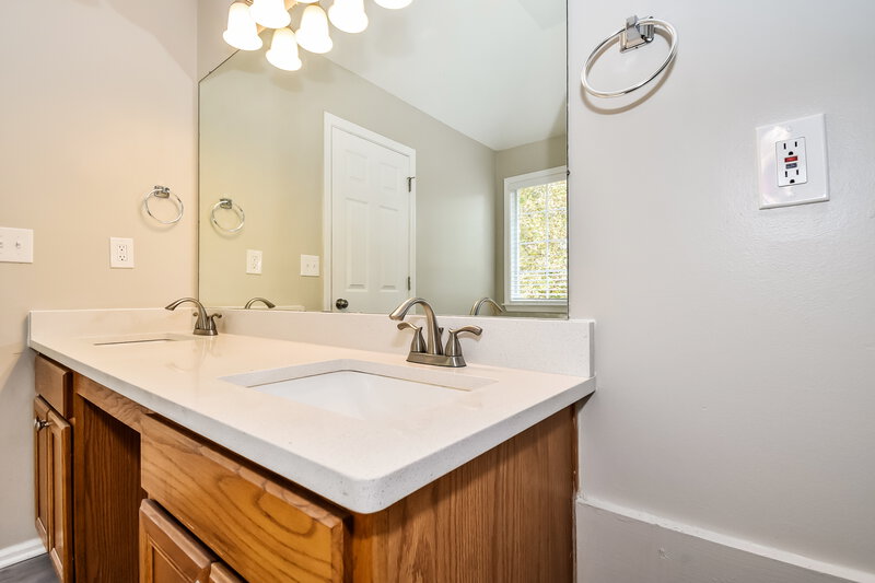 2,245/Mo, 4970 Promenade Dr SW Atlanta, GA 30331 Main Bathroom View