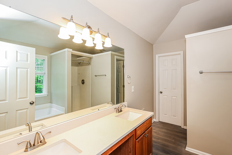 2,470/Mo, 4970 Promenade Dr SW Atlanta, GA 30331 Main Bathroom View