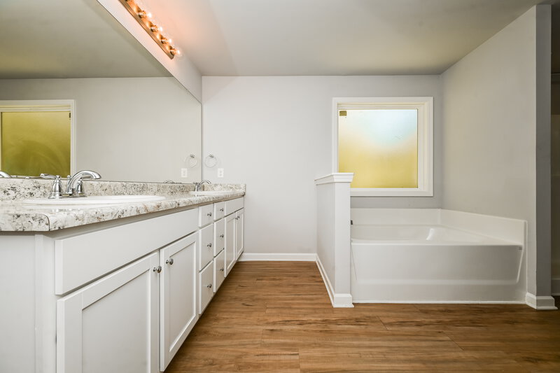 3,430/Mo, 920 Fellowship Rd Fairburn, GA 30213 Main Bathroom View 2