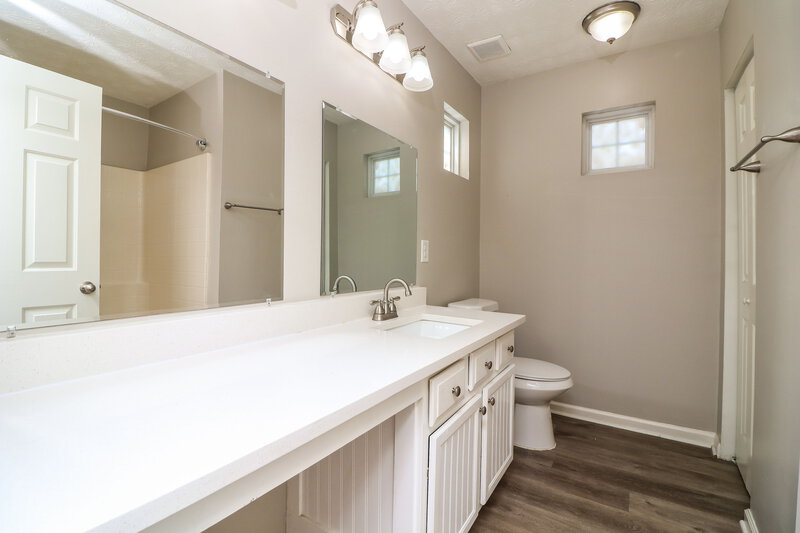 2,165/Mo, 1255 W Oaks Way Woodstock, GA 30188 Main Bathroom View