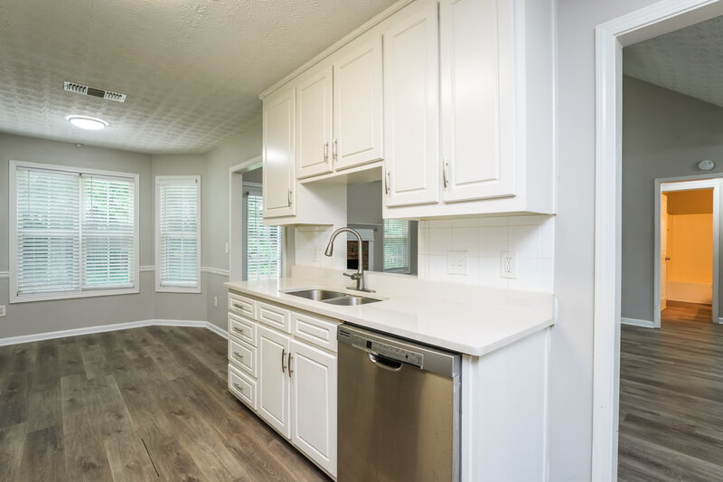 1,975/Mo, 663 Stonecrest Dr Loganville, GA 30052 Kitchen View 2