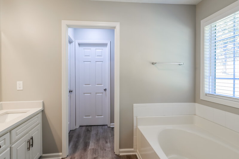2,045/Mo, 663 Stonecrest Dr Loganville, GA 30052 Main Bathroom View 2