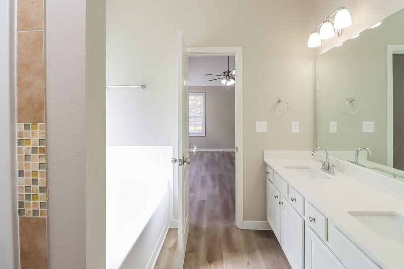 1,930/Mo, 215 Gilliam Ct Locust Grove, GA 30248 Main Bathroom View