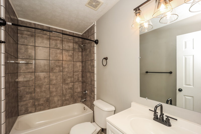 1,620/Mo, 7671 Antebellum Ln Riverdale, GA 30274 Bathroom View