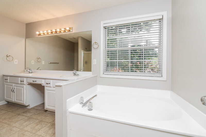 2,490/Mo, 2249 June Ct SW Marietta, GA 30008 Main Bathroom View