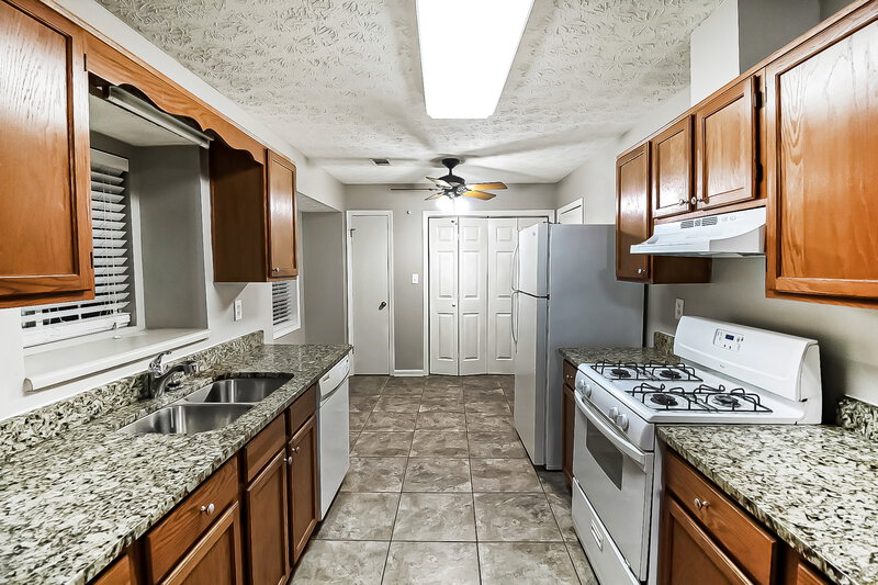 1,710/Mo, 1503 Windy Oaks Ct SE Conyers, GA 30013 Kitchen View