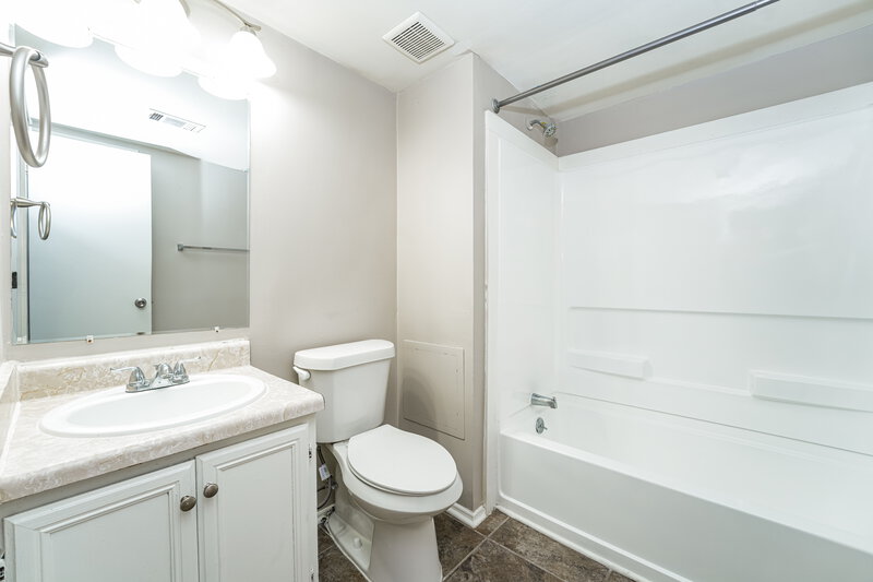 1,500/Mo, 1505 Chelsea Downs Dr NE Conyers, GA 30013 Main Bathroom View