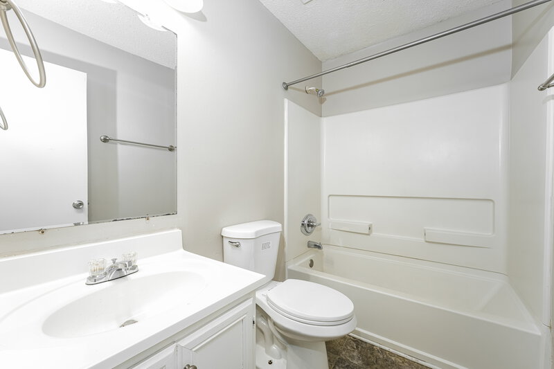 1,500/Mo, 1505 Chelsea Downs Dr NE Conyers, GA 30013 Bathroom View