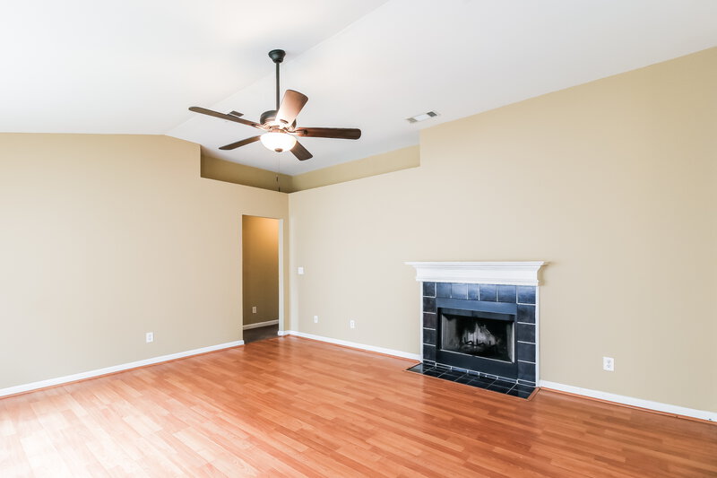 1,525/Mo, 295 Lakeview Trail Covington, GA 30016 Living Room View