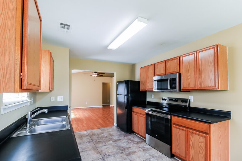 1,525/Mo, 295 Lakeview Trail Covington, GA 30016 Kitchen View 2