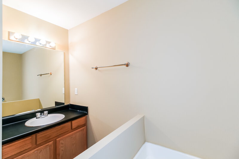 1,525/Mo, 295 Lakeview Trail Covington, GA 30016 Main Bathroom View