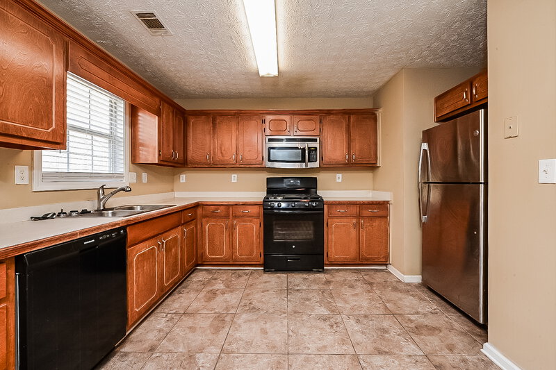 1,835/Mo, 220 Pebble Brooke Ct Covington, GA 30016 Kitchen View 2