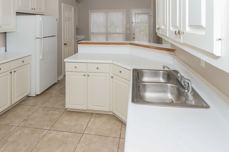 2,590/Mo, 345 Radcliffe Trace Covington, GA 30016 Kitchen View
