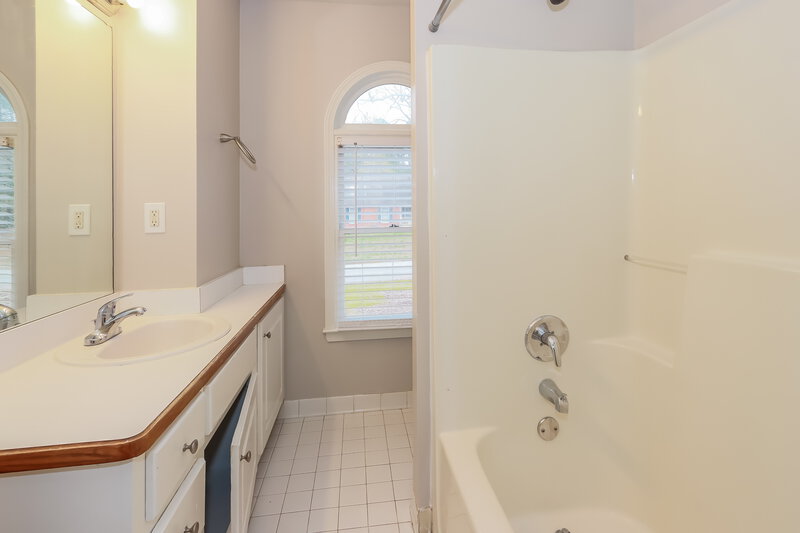 2,590/Mo, 345 Radcliffe Trace Covington, GA 30016 Bathroom View