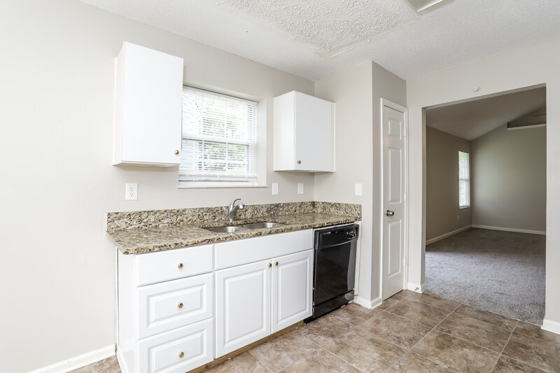 1,675/Mo, 4749 Klondike Cove Lithonia, GA 30038 Kitchen View