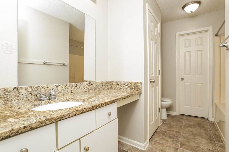 1,675/Mo, 4749 Klondike Cove Lithonia, GA 30038 Main Bathroom View