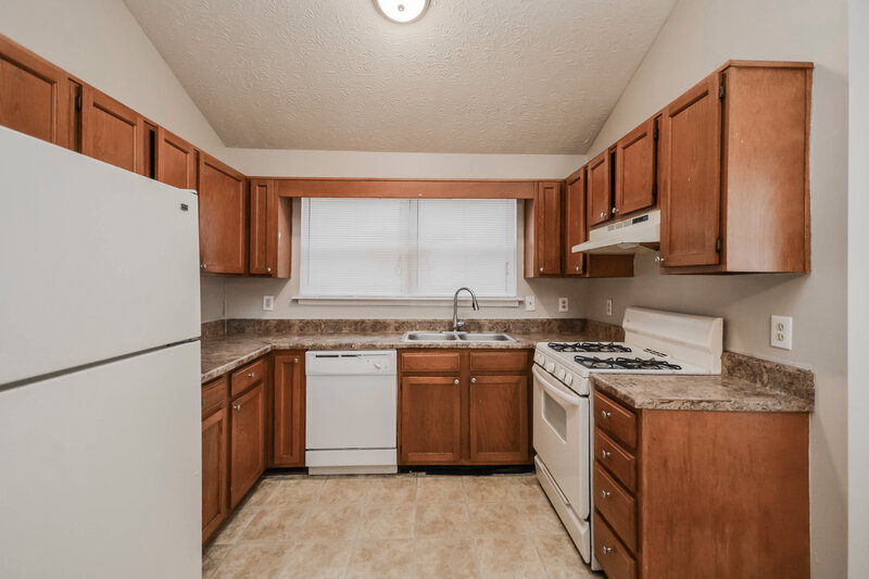 2,060/Mo, 3806 Raiders Ridge Dr Lithonia, GA 30038 Kitchen View 2