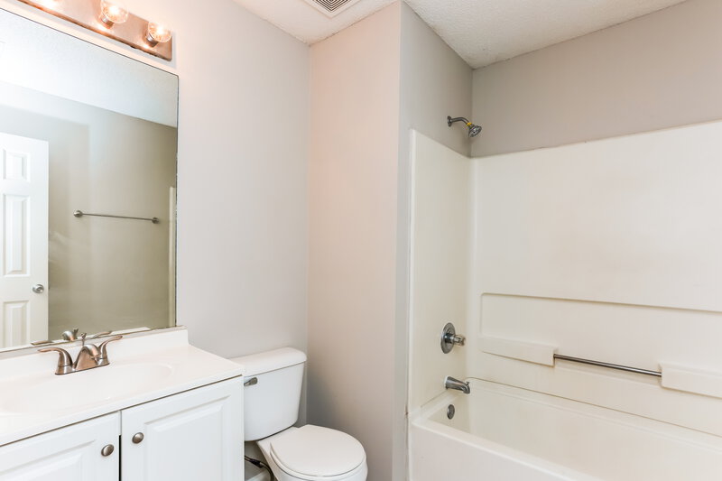 1,800/Mo, 3610 Salem Hills Dr Lithonia, GA 30038 Bathroom View 3