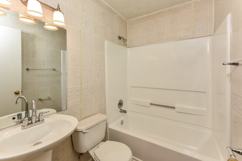 1,700/Mo, 3760 Saddle Ridge Dr SW Snellville, GA 30039 Bathroom View