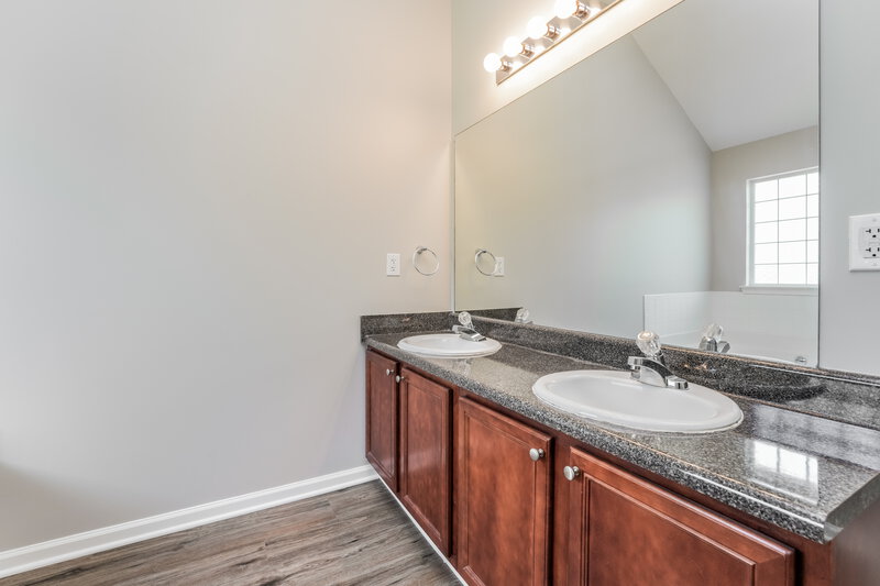 2,230/Mo, 4618 Ash Tree St Snellville, GA 30039 Main Bathroom View