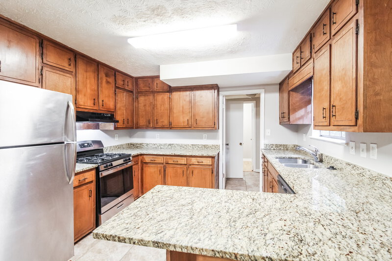 1,655/Mo, 3888 Valley Brook Rd Snellville, GA 30039 Kitchen View 2