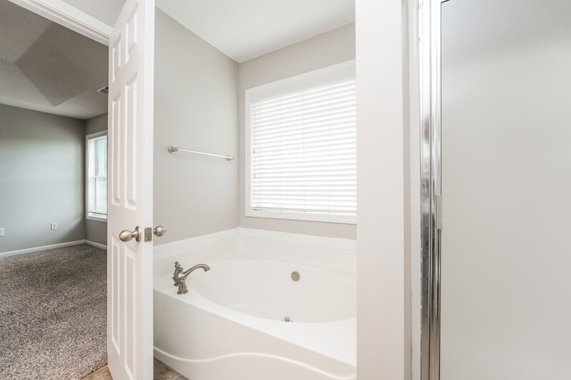 1,920/Mo, 1520 Julianna Dr SW Loganville, GA 30052 Main Bathroom View 2