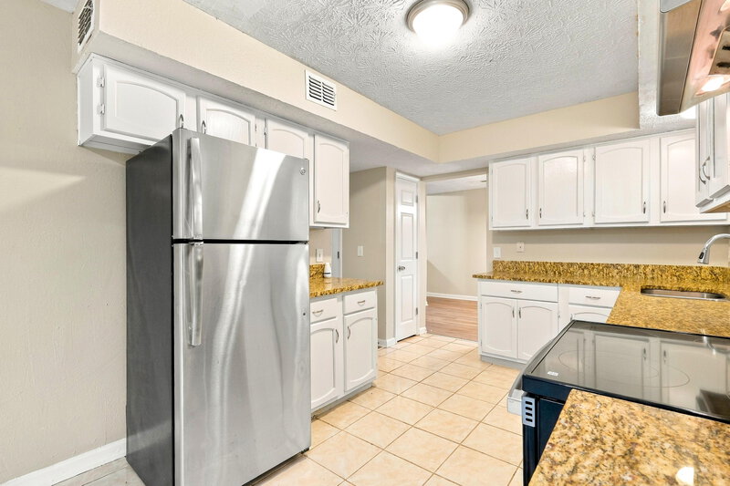1,890/Mo, 1733 Laurel Creek Circle Lithonia, GA 30058 Kitchen View