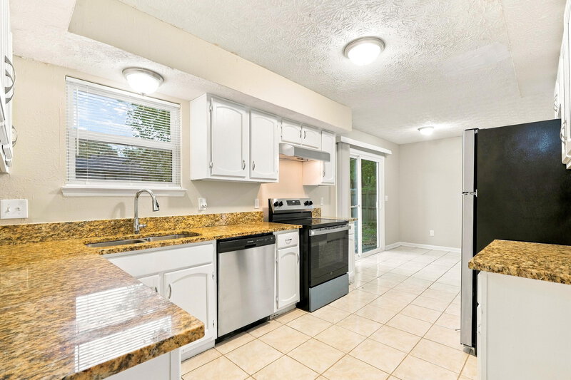 1,890/Mo, 1733 Laurel Creek Circle Lithonia, GA 30058 Kitchen View 2