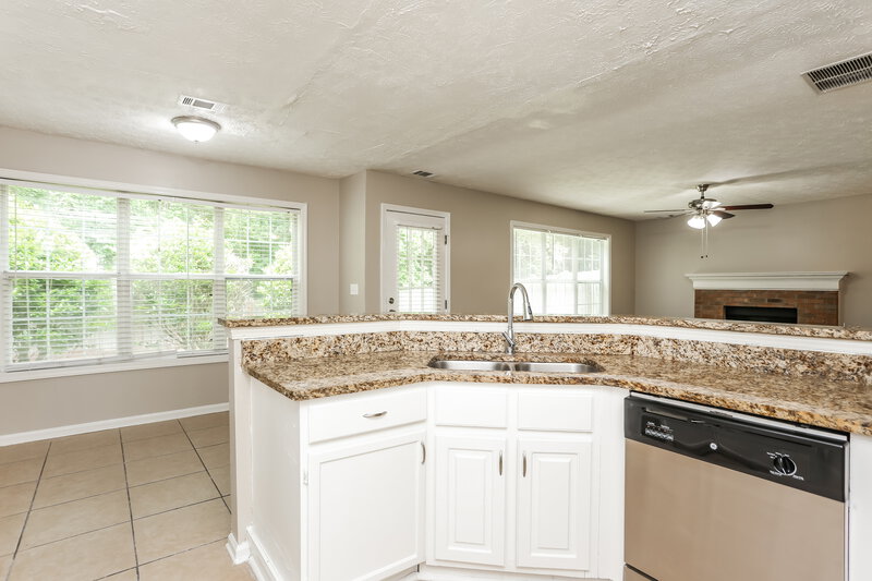 2,185/Mo, 917 Stonemill Manor Lithonia, GA 30058 Kitchen View 2