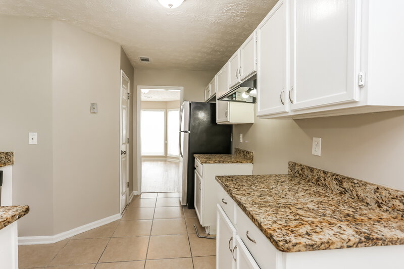 2,185/Mo, 917 Stonemill Manor Lithonia, GA 30058 Kitchen View 3