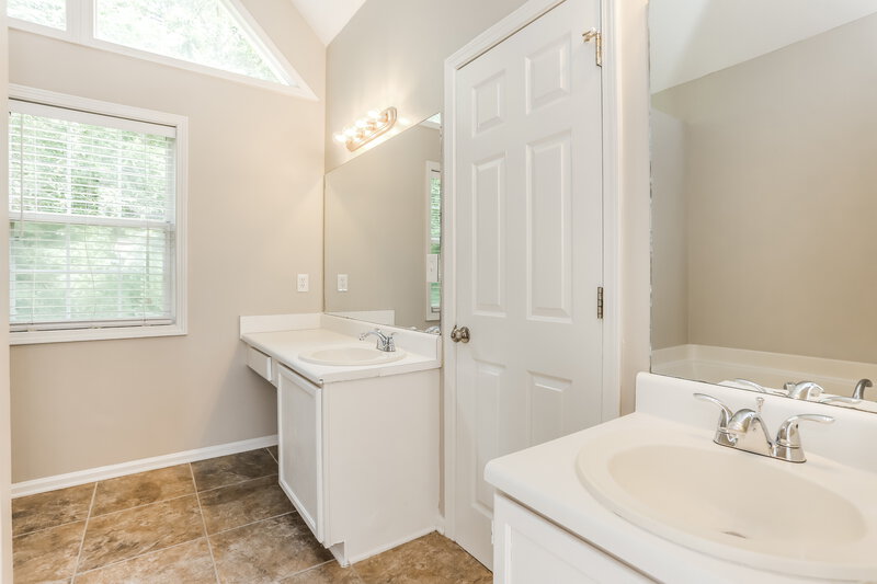 2,185/Mo, 917 Stonemill Manor Lithonia, GA 30058 Main Bathroom View 2