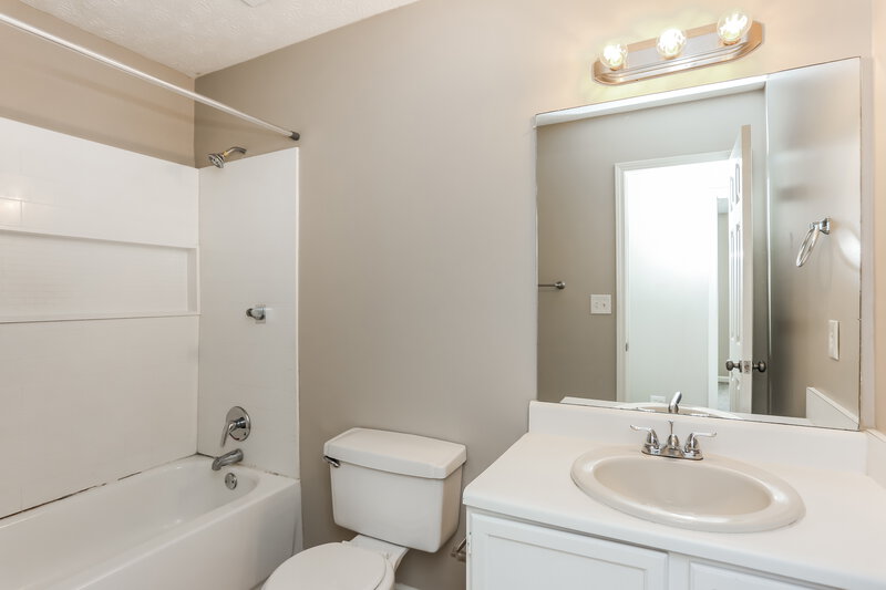 2,185/Mo, 917 Stonemill Manor Lithonia, GA 30058 Bathroom View