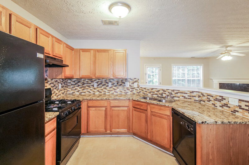2,125/Mo, 740 Shadow Lakes Dr Lithonia, GA 30058 Kitchen View 2