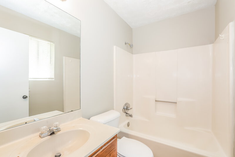 1,725/Mo, 1964 Taffeta Trail Lithonia, GA 30058 Main Bathroom View