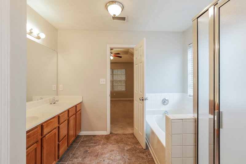 1,935/Mo, 909 Shadow Lakes Dr Lithonia, GA 30058 Main Bathroom View
