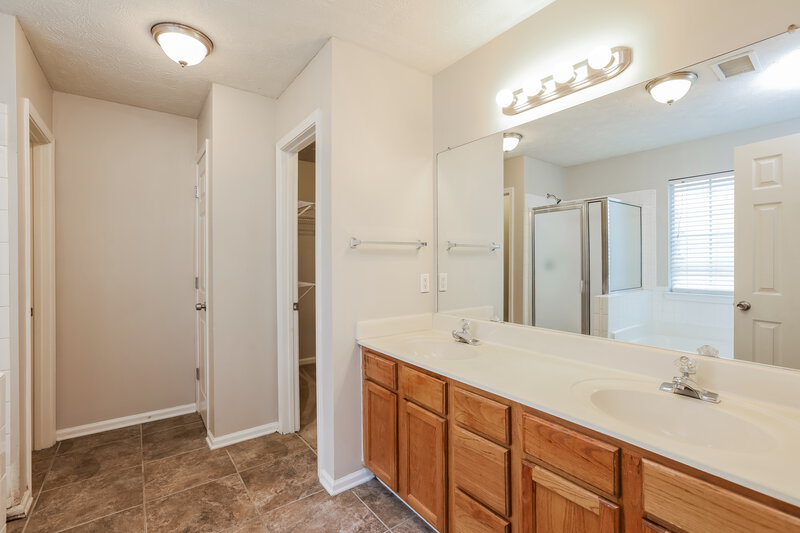 1,935/Mo, 909 Shadow Lakes Dr Lithonia, GA 30058 Main Bathroom View 2