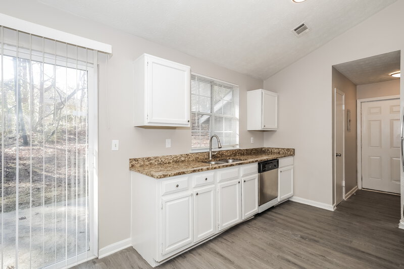 0/Mo, 2070 Young Rd Lithonia, GA 30058 Kitchen View