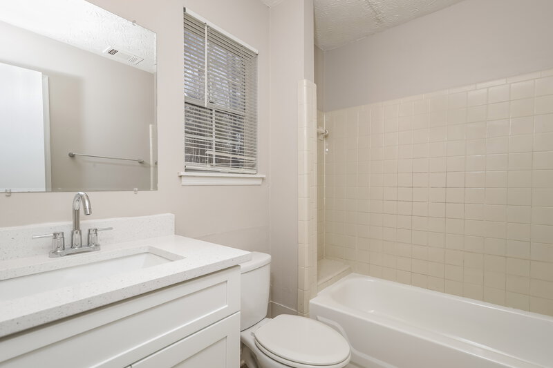 0/Mo, 2070 Young Rd Lithonia, GA 30058 Bathroom View