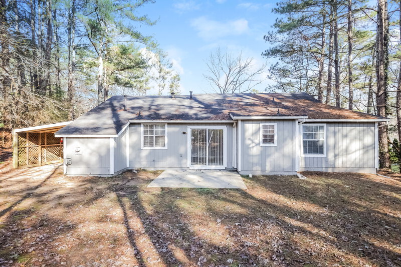 0/Mo, 2070 Young Rd Lithonia, GA 30058 Rear View
